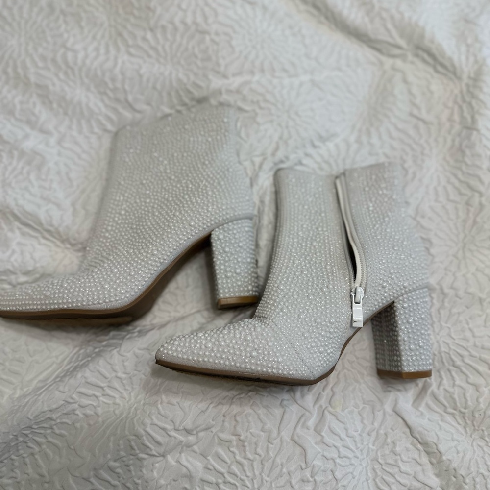 WHITE PEARL-EMBELLISHED BLOCK HEEL ANKLE BOOTS